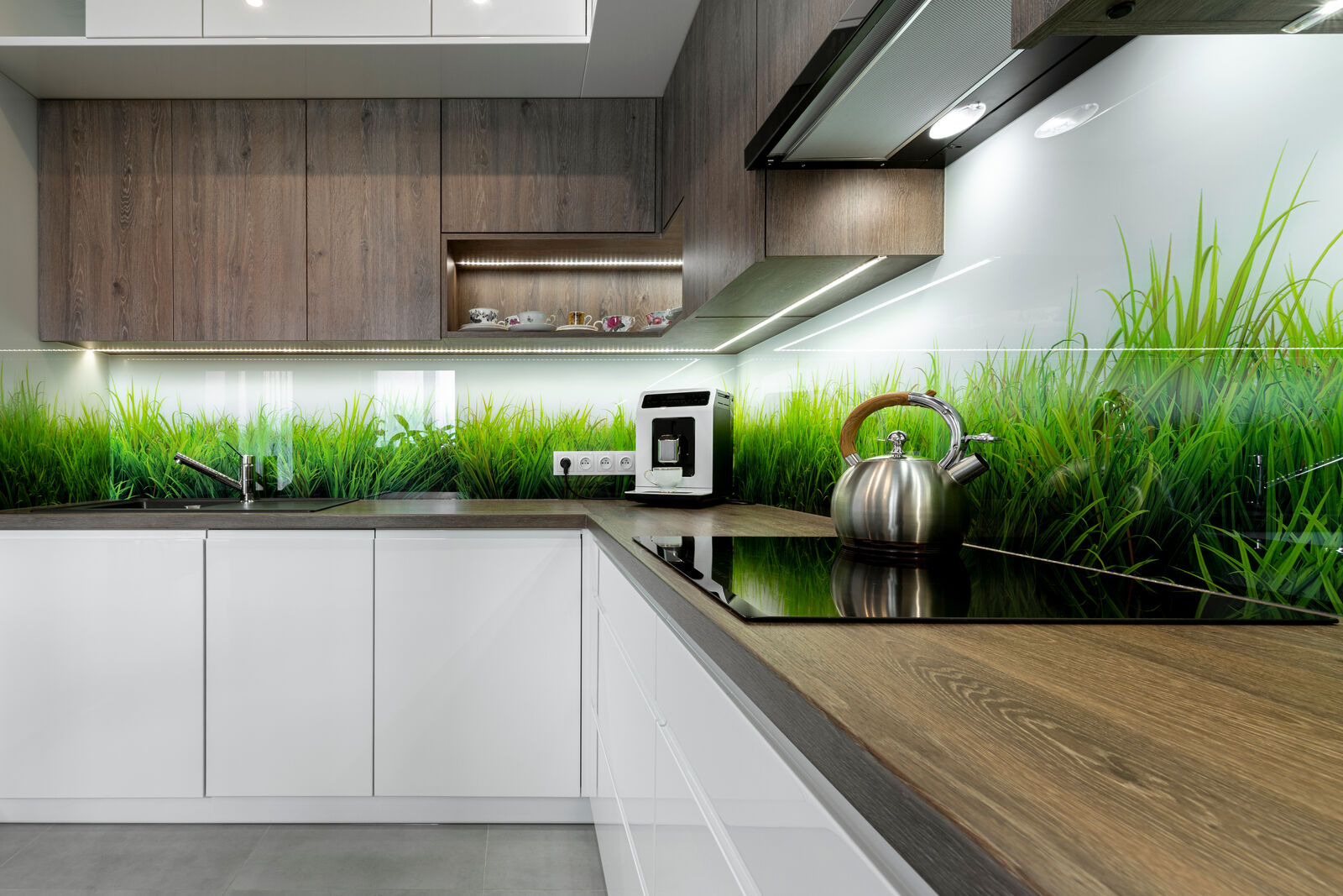 Panel szklany z nadrukiem UV w realizacji klienta MIRROR