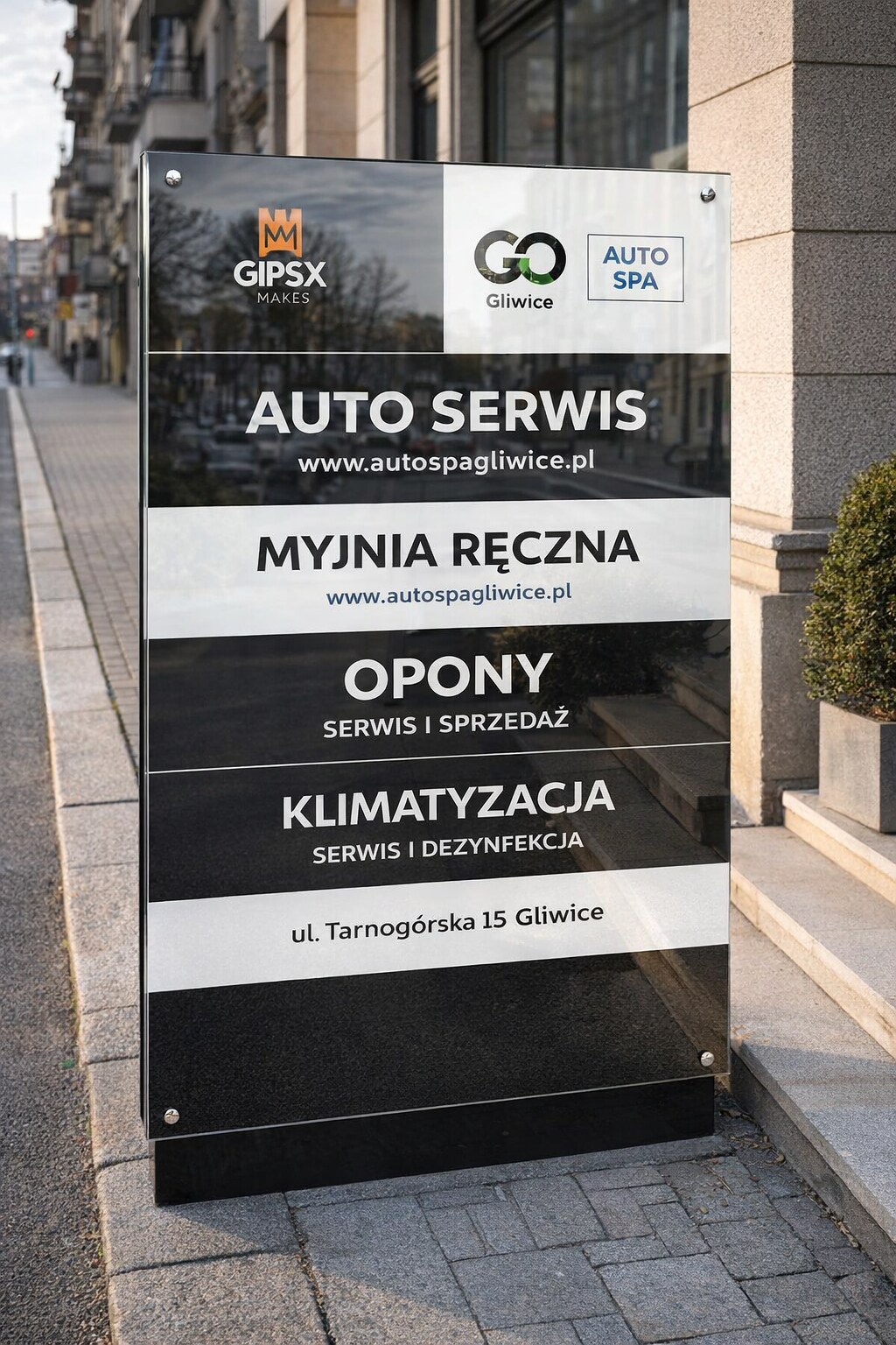 Szklana tablica informacyjna z logo firmy